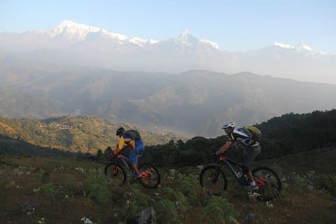 Tour exclusif en VTT avec lever du soleil sur le mont Annapurna au départ de Pokhara.