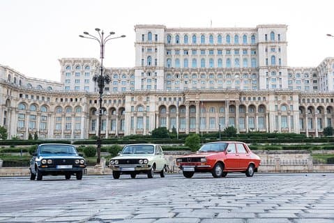 Private -RedPatrol Tour af Bukarest med en rumænsk vintage bil