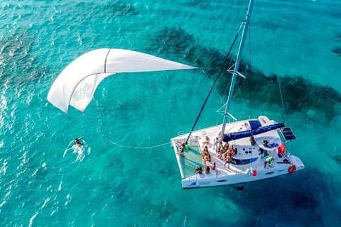 Isla Mujeres Cruise med Beach Club, Snorkel, Frokost og Open Bar