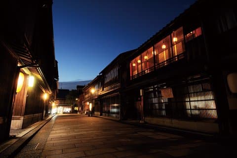 Tour noturno de Kanazawa com refeição local e bebidas