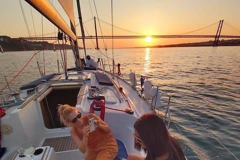 Navegación al atardecer en Lisboa con vino portugués e historia