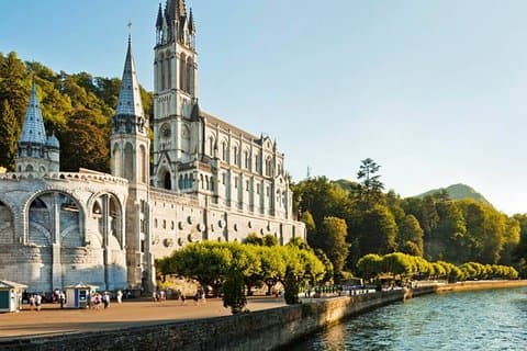 Traslado Privado desde Barcelona hacia Lourdes en Francia