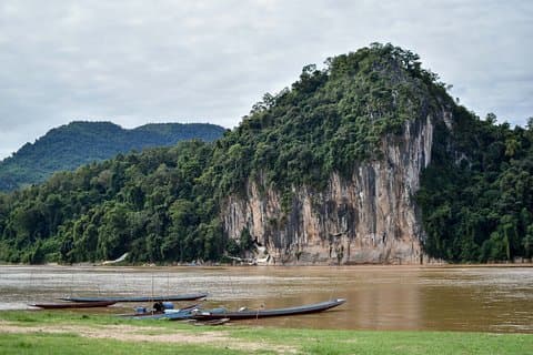ルアンパバーン ランチ付きパクウー洞窟への由緒あるクルーズ