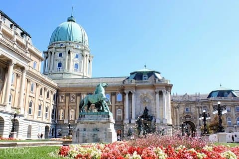 Private Buda Castle walking tour and Parliament tour package