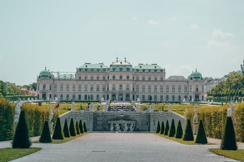 Luxury transport from/to Warsaw - Vienna / International Airport by private car
