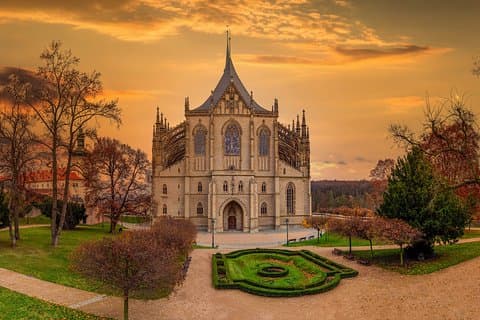 Cidade medieval de Kutná Hora em carro Cabrio antigo