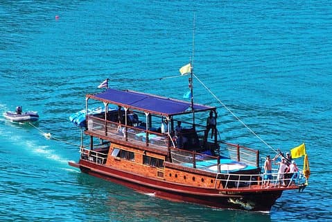 Private Full-Day Blue Dragon Yacht to Koh Taen & Pink Dolphin