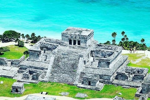 Natação no cenote de Tulum Coba
