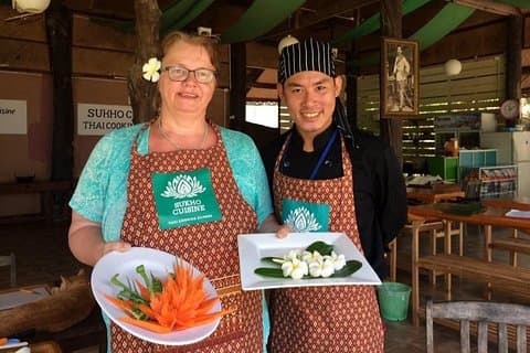Fruit- en groentesnijcursus met chef-kok bij Sukho Cuisine in Koh Lanta