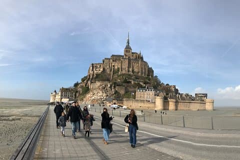 Viagem de um dia particular ao Mont-Saint-Michel em veículo de luxo saindo de Paris