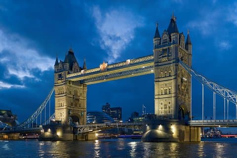 Tour privato di mezza giornata a Londra con auto / MPV / furgone / pullman