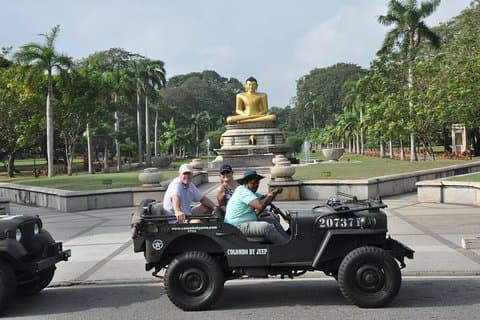 Excursión a la ciudad de Colombo en jeep de guerra de Vietnam