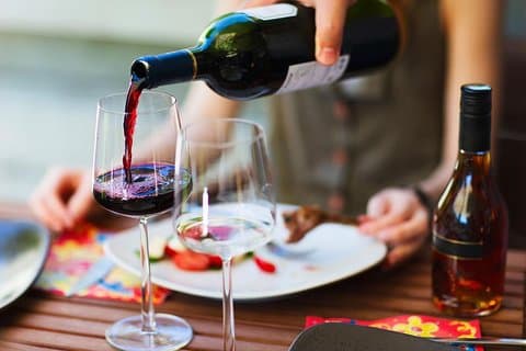 Ta en smak av Hellas vin og spis tur