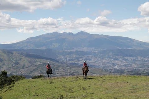 Refúgio na natureza com pernoite em um hotel-caverna em Quito 2 dias / 1 noite