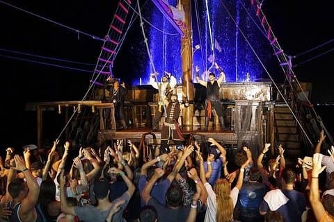 Spectacle de pirates et dîner lors d'une croisière à Puerto Vallarta