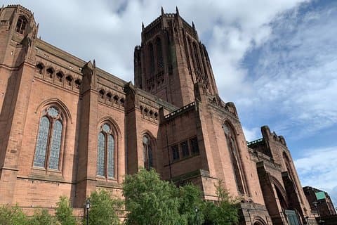 Privérondleiding door spoken, kathedralen en verborgen verhalen in Liverpool