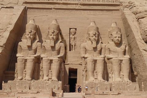 Besök Abu Simbel-templet från Aswan med privat A/C-fordon