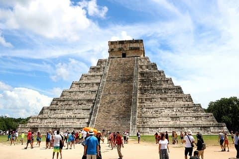 チチェン・イッツァでのマヤの冒険。セノーテ イキルとスイトゥンを含む
