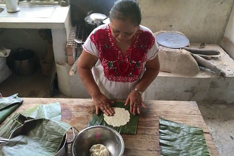 Aprenda a cocinar al estilo maya y haga su propia barra de chocolate