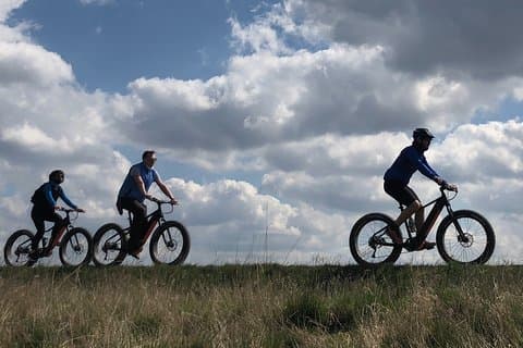 COUNTRY BIKE TOUR TO UNETICE BREWERY. バイク/e-Bikeツアー