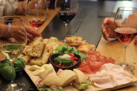 Naples historique avec apéritif final: culture, histoire et nourriture