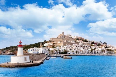 Explore a incrível Ibiza em uma excursão particular de dia inteiro