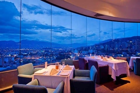 Cena en Bellini, el restaurante giratorio más grande del mundo.