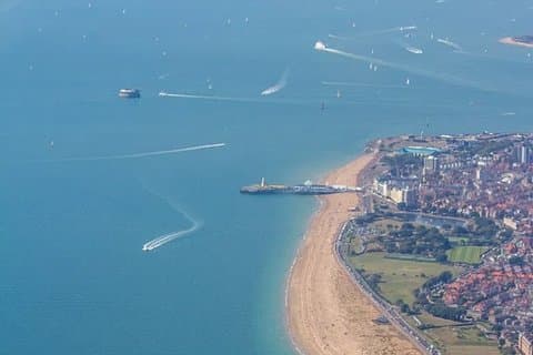 Excursão de helicóptero de 90 minutos por Portsmouth e Ilha de Wight