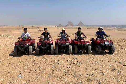 Quad bike ATV alrededor del desierto de Guiza Pirámides