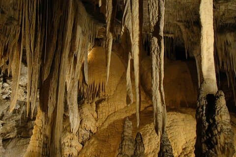 Explore a caverna Pannila no Monte Lavinia