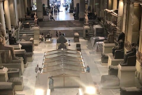 Excursão diurna a Mempis, Pirâmides Sakkara e Museu Egípcio saindo do Cairo com almoço