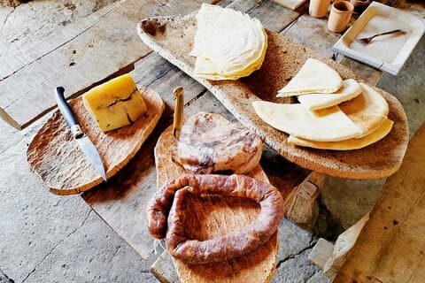 Arkæologi, besøg i en vingård og smagning af vin og pecorinoost