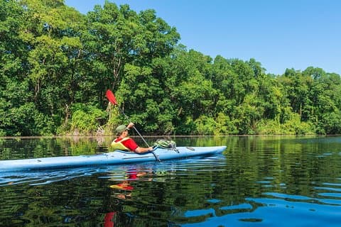 Kayak en eau plate au départ de Kitulgala