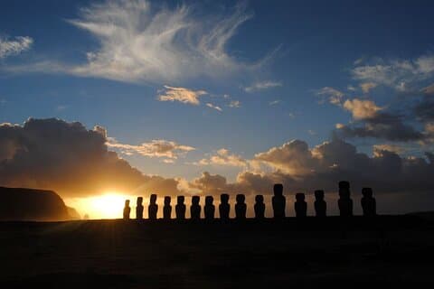 Alba a Tongariki sull'isola di Pasqua Rapa Nui