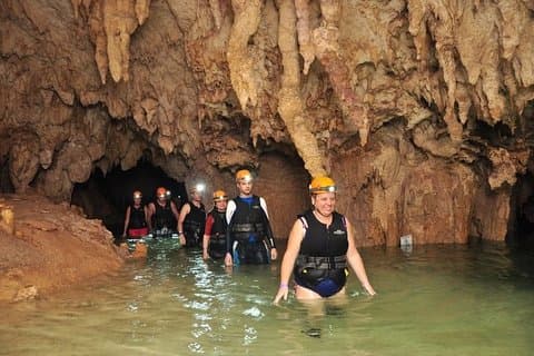 Explore uma caverna subterrânea e rio em nossa experiência PLUS