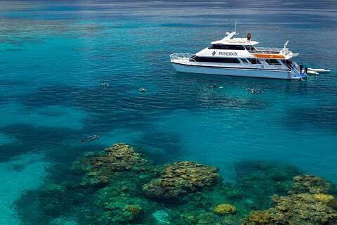 Poseidon Outer Great Barrier Reef Snorkeling e mergulho Cruise de Port Douglas