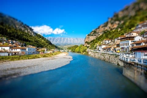 Recorrido a pie y trekking en la colina Gorica de Berat.
