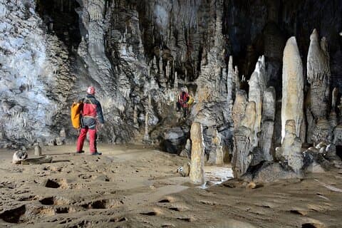 Halve dag speleologie in Cueva de Coventosa in Cantabrië