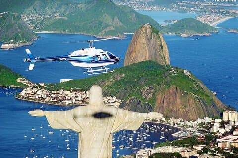 Voo de helicóptero no Rio de Janeiro