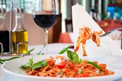 Cours de cuisine de délicieuses spécialités italiennes avec dégustation de vins