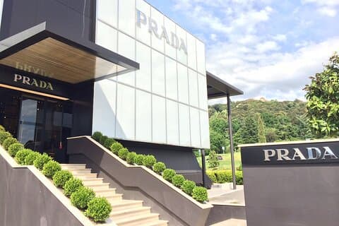 Visite privée d'une journée de shopping: le centre commercial GUCCI et la sortie Spaces PRADA