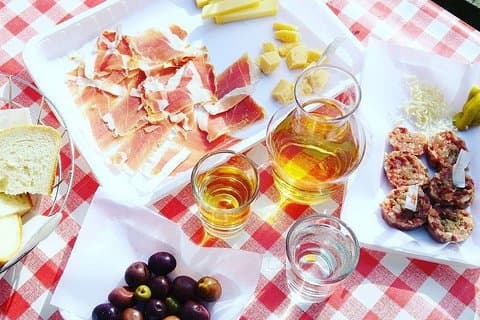 Mat och vinprovning i Triestes traditionella bondgård Osmiza