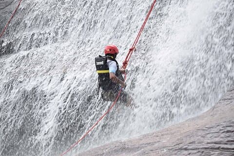 Descente en rappel en cascade depuis Ella