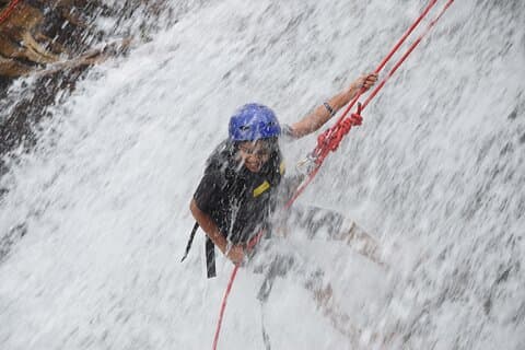 Rappel en cascada desde Kitulgala