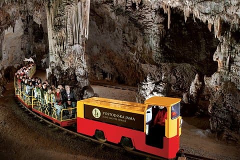 Erkunden Sie die größte Höhle Europas und machen Sie eine private Tour durch die märchenhafte mittelalterliche Burg