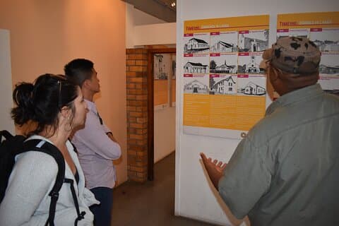 Visita guiada ao museu por um ativista especialista no assunto