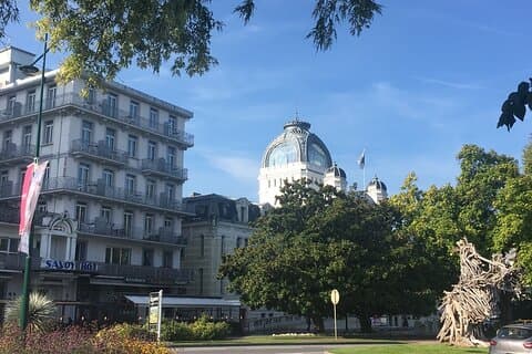 Tour privado a pie por Évian-les-Bains con guía profesional