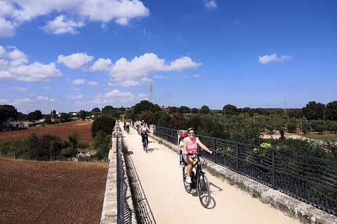 GPS E-Bike-tur på den apuliske akvædukt-cykelsti med vinsmagning