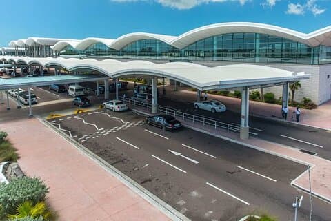 Transfer privado de ida para o aeroporto para 4 pessoas ou menos