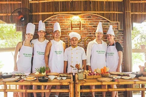 Clase de cocina de medio día en el pueblo de verduras Tra Que de Hoi An